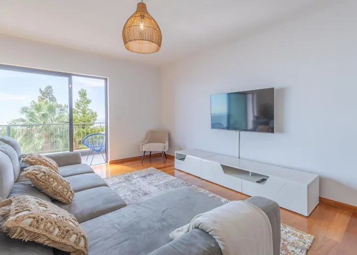 Sea View Apartment *