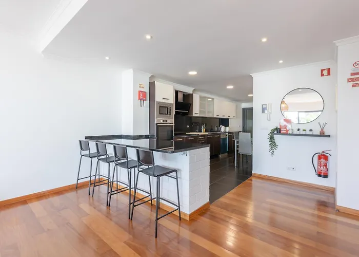 Sea View Apartment *