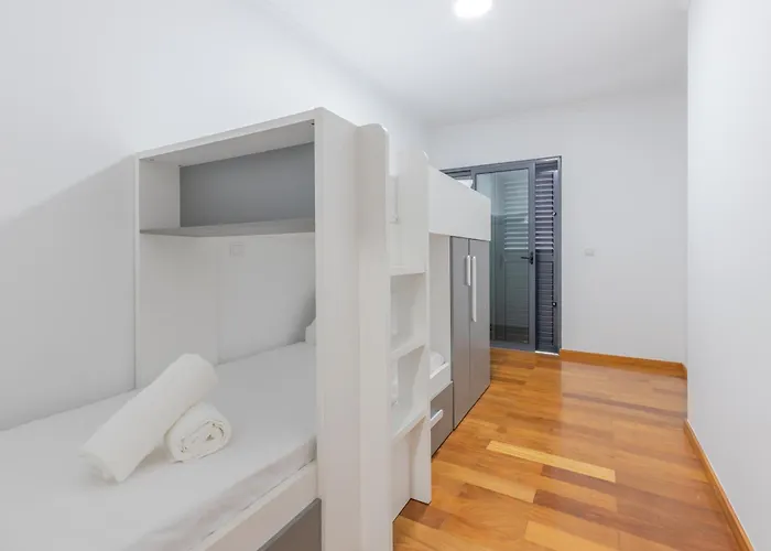 Sea View Apartment *